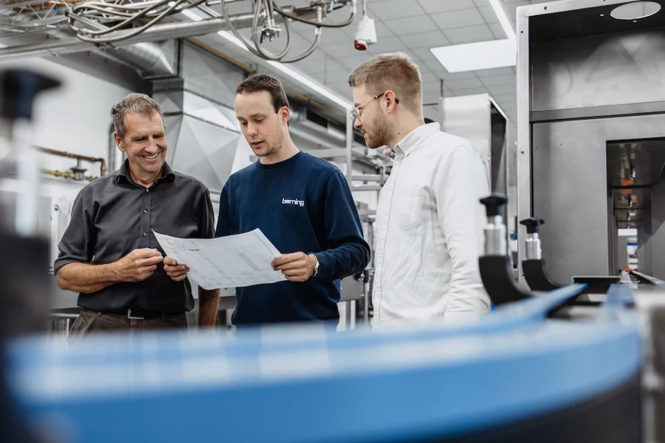 Drei M&auml;nner besprechen im Rahmen einer Beratung einen technischen Plan