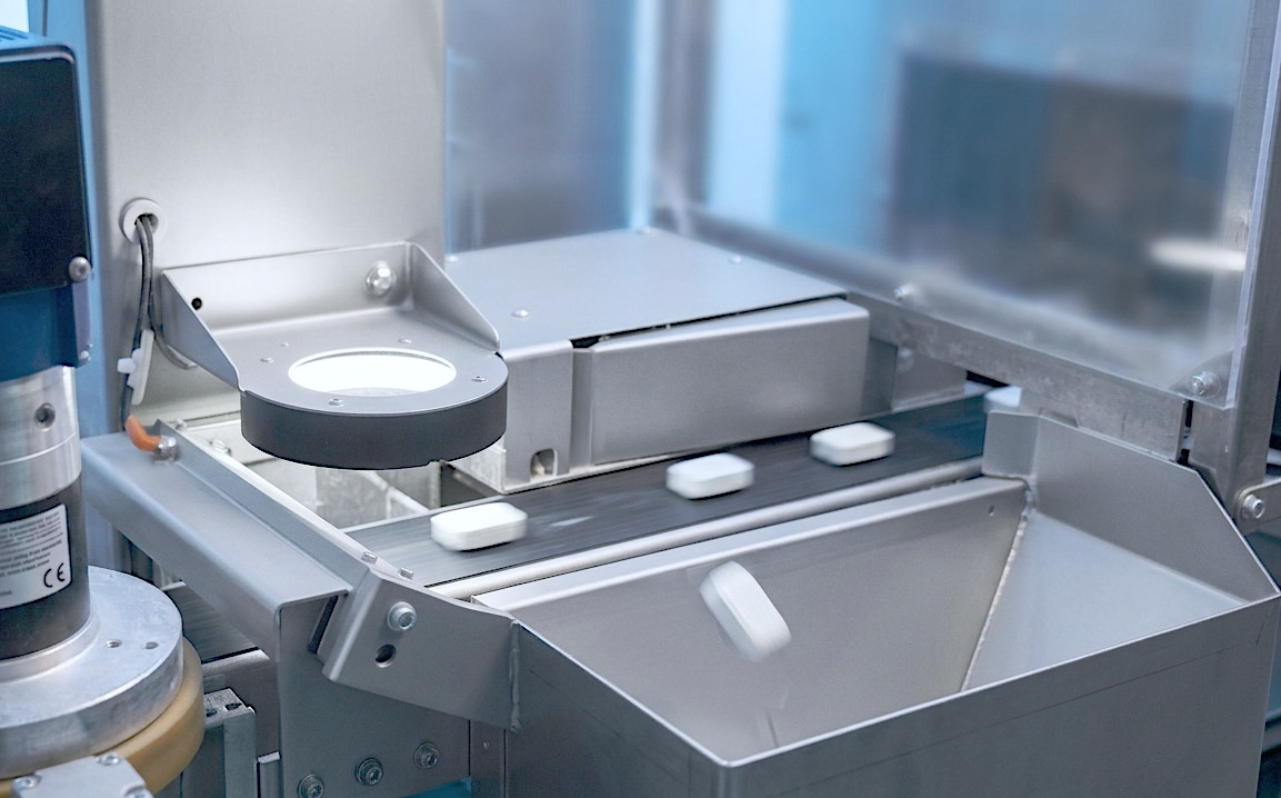 Precise throughput and sorting of dishwasher tabs